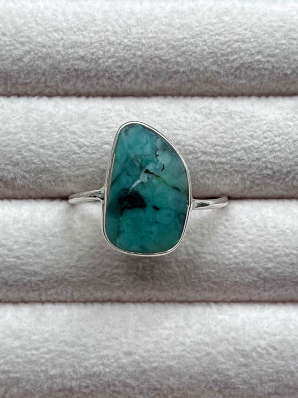 R161 | Natural Emerald Bezel-Set Thin Ring